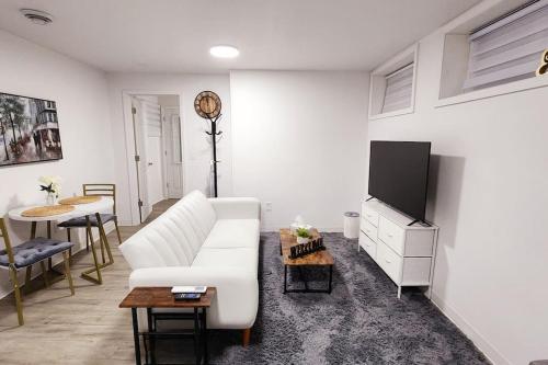 Μια τηλεόραση ή/και κέντρο ψυχαγωγίας στο Newly Renovated One Bedroom Unit USA SIDE