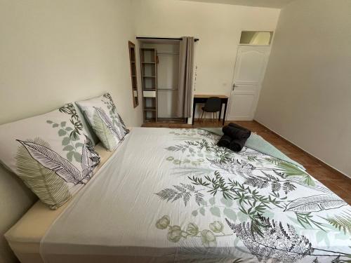 Ένα ή περισσότερα κρεβάτια σε δωμάτιο στο Appartement climatisé vue sur forêt tropicale - Proche de la mer