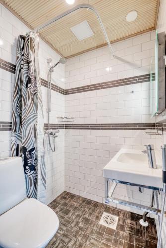 a white bathroom with a sink and a toilet at Boutique Hotelli Kivennapa in Pieksä