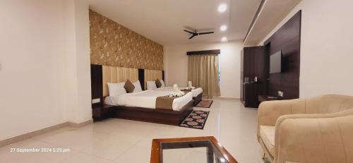 AyodhyaNeelkanth Hotel的酒店客房,配有床和沙发