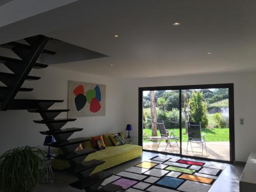 - un salon avec un escalier en colimaçon dans une maison dans l'établissement Villa jardin tropical, à Afa