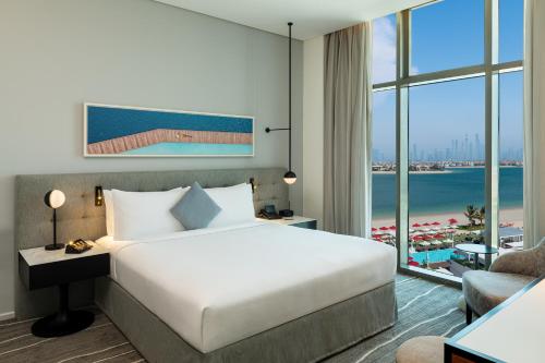 Ένα ή περισσότερα κρεβάτια σε δωμάτιο στο Th8 Palm Dubai Beach Resort, Vignette Collection by IHG