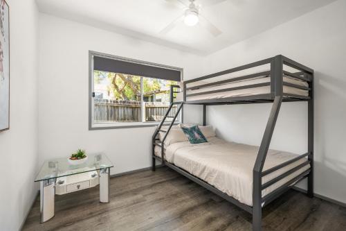 Ένα ή περισσότερα κρεβάτια σε δωμάτιο στο Shailer Park-House & Granny flat - Pool, Sauna-Ideal for Groups