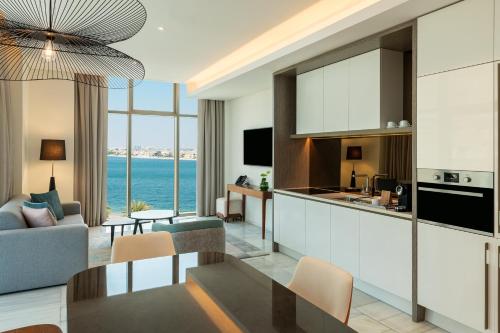 Η κουζίνα ή μικρή κουζίνα στο Th8 Palm Dubai Beach Resort, Vignette Collection by IHG