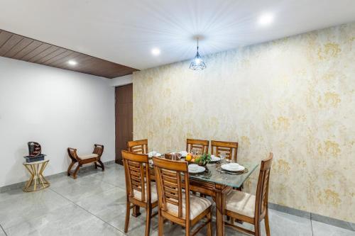 Χώρος καθιστικού στο Alaya Stays 3 BHK Apartment with Scenic views - Cliff Perch