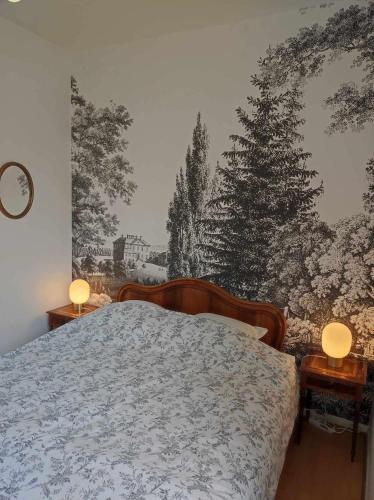 - une chambre avec un lit et un mur arboré dans l'établissement Appartement plein de charme - Centre Bar-Sur-Aube, à Bar-sur-Aube