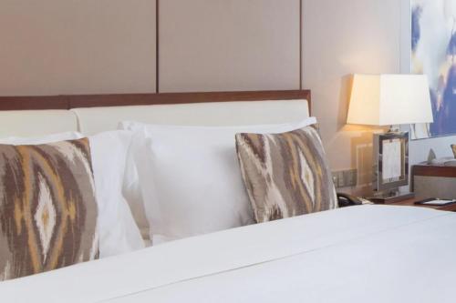 Ένα ή περισσότερα κρεβάτια σε δωμάτιο στο Intercontinental Jinan City Center by IHG