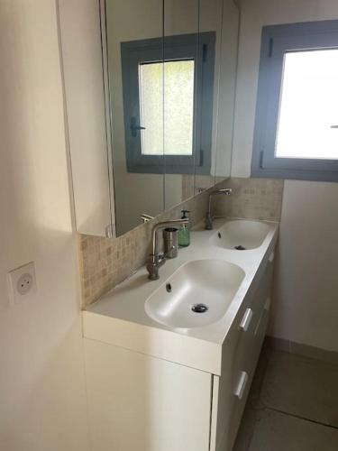 une salle de bain avec un lavabo et un miroir dans l'établissement Villa, à Antibes