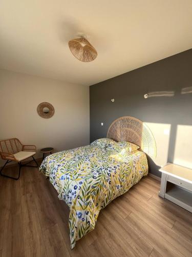 une chambre avec un lit, une chaise et une fenêtre dans l'établissement Gte De Landuzire, House-apartment sleeps 6, à Saint-Genest-Lerpt