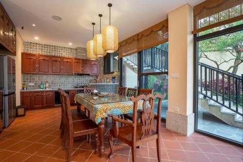 a dining room with a table and chairs in a kitchen at 西双版纳凤栖墅隐世 in Jinghong