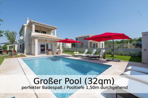 a swimming pool with two umbrellas and a house at Villa Falco für Familien, bis 6 Personen, 3 Schlafzimmer mit Bad en Suite, Pool mit Loungebereich, Grillterrasse, schnellem Wlan, 2 Parkplätze, in Muntrilj
