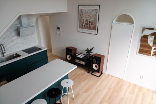 a kitchen with a counter and some speakers in a room at Blik Stille Hyochang 101 Yongsan Premium House in Seoul