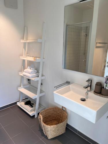 Bilik mandi di Sonniges Hinterhaus OG Innenstadt