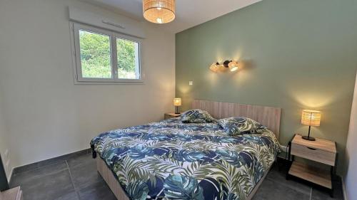 ein Schlafzimmer mit einem Bett und zwei Lampen und einem Fenster in der Unterkunft La maison neuve in Veyrac