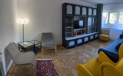 a living room with a couch and a tv at Apartament George&Ionela in Zalău