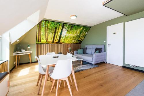 un salon avec une table, des chaises et un canapé dans l'établissement Aquagîte - Terrasse - Parking - Proche plage, à Baden