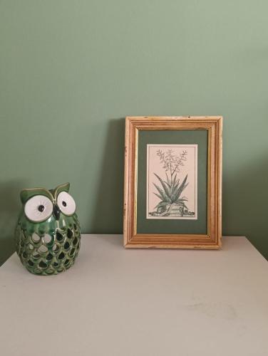 a picture and a vase on a shelf with a picture at Al Vicolo Uno in Montemagno
