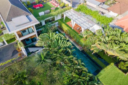an overhead view of a house with a swimming pool and palm trees at Da Vinci The Villa by Nagisa Bali in Tumbak Bayuh