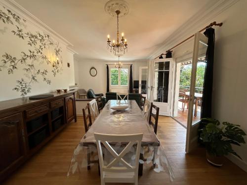 une cuisine et une salle à manger avec une table et des chaises dans l'établissement Appartement T3 centre-ville avec jardin et climatisation - FR-1-541-132, à La Roche-Posay