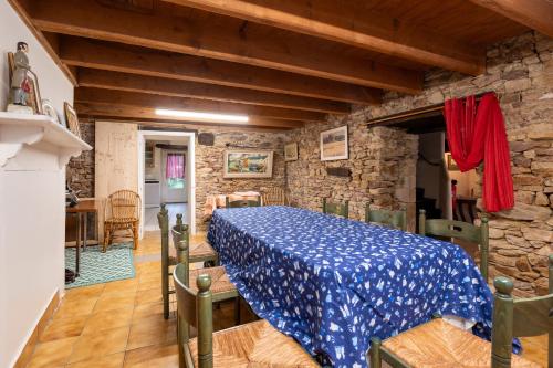 Cette chambre comprend une table avec une couverture bleue et blanche. dans l'établissement Maison Sarzeau Centre - La Bernache, à Sarzeau