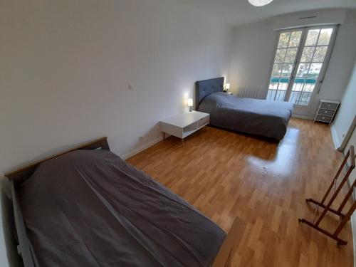 a bedroom with a bed and a desk in a room at T2 lumineux centre-ville avec Wi-Fi, lave-linge et lave-vaisselle - FR-1-541-122 in La Roche-Posay