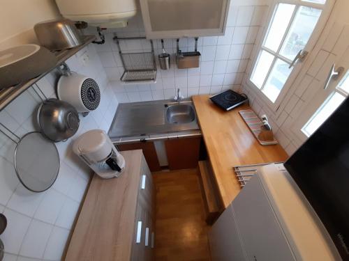 an overhead view of a small kitchen with a sink at T2 lumineux centre-ville avec Wi-Fi, lave-linge et lave-vaisselle - FR-1-541-122 in La Roche-Posay