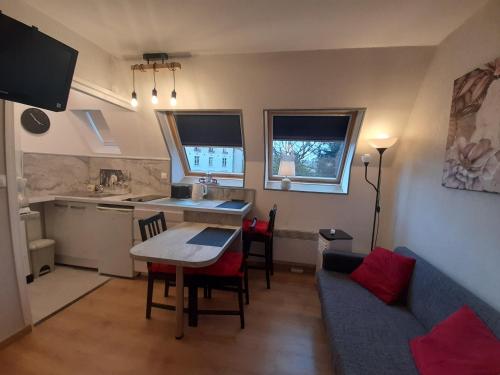 une cuisine et un salon avec une table et un canapé dans l'établissement Appartement lumineux avec climatisation et WIFI, proche des Thermes St Roch - FR-1-541-128, à La Roche-Posay