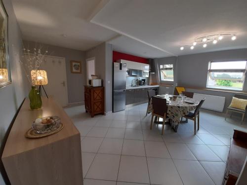 une cuisine et un salon avec une table et une salle à manger dans l'établissement Appartement tout confort avec WIFI, lave-linge et lave-vaisselle - FR-1-541-136, à La Roche-Posay