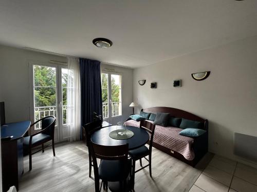 un salon avec un canapé et une table dans l'établissement T2 avec piscine à 200m des Thermes - FR-1-541-139, à La Roche-Posay