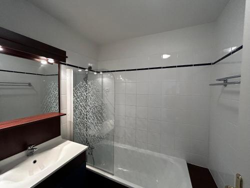 une salle de bain avec une douche, une baignoire et un lavabo dans l'établissement T2 avec piscine à 200m des Thermes - FR-1-541-139, à La Roche-Posay