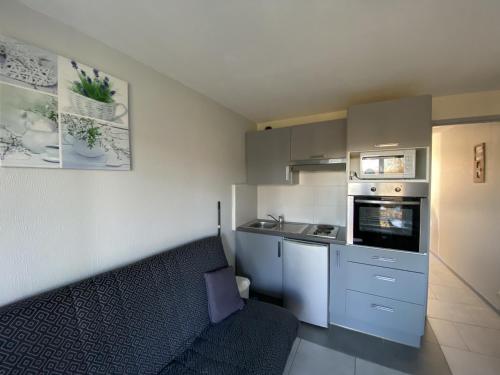 - une petite cuisine avec un canapé dans l'établissement T2 avec Terrasse à 100m des Thermes, WI-FI - FR-1-541-140, à La Roche-Posay