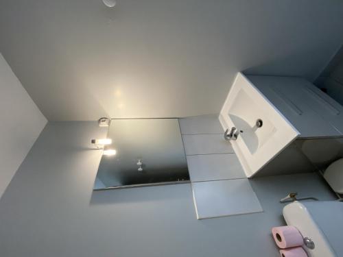 une salle de bain avec un miroir et un lavabo dans l'établissement T2 avec Terrasse à 100m des Thermes, WI-FI - FR-1-541-140, à La Roche-Posay
