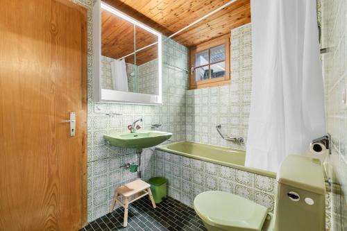 a bathroom with a green sink and a tub at Eole - 6 pers - pres des pistes in Nendaz