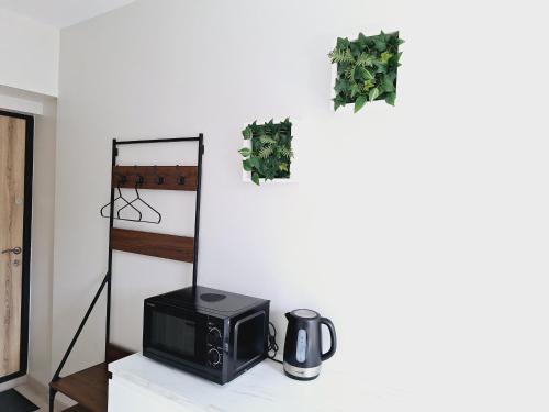 un microondas sentado en una encimera en una habitación en Kaunas Center Studio, en Kaunas
