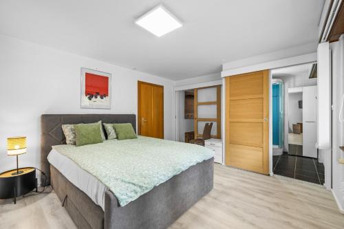 un dormitorio con una cama grande en una habitación en Valaisia 17B - 4 pers - centre station, en Nendaz