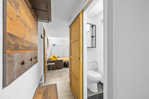 - Baño con aseo en una habitación en Valaisia 17B - 4 pers - centre station, en Nendaz