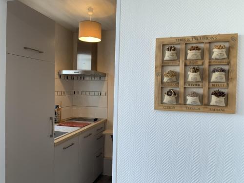 a kitchen with a door leading to a kitchenasteryasteryasteryasteryasteryasteryastery at T2 lumineux avec Wi-Fi au centre de La Roche-Posay - FR-1-541-124 in La Roche-Posay