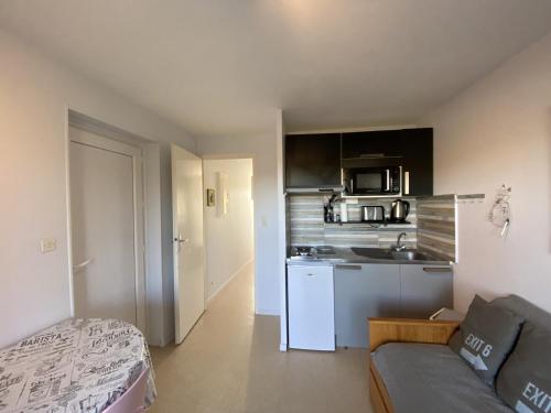 Ce petit appartement dispose d'un canapé et d'une cuisine. dans l'établissement Appartement lumineux à 100m des Thermes avec balcon et Wi-Fi - FR-1-541-143, à La Roche-Posay