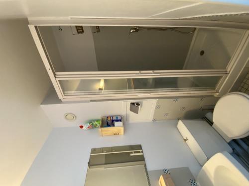 Ένα μπάνιο στο Appartement lumineux à 100m des Thermes avec balcon et Wi-Fi - FR-1-541-143