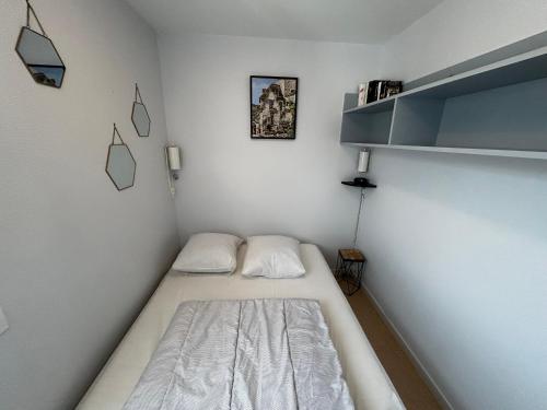 Ένα ή περισσότερα κρεβάτια σε δωμάτιο στο Appartement lumineux à 100m des Thermes avec balcon et Wi-Fi - FR-1-541-143