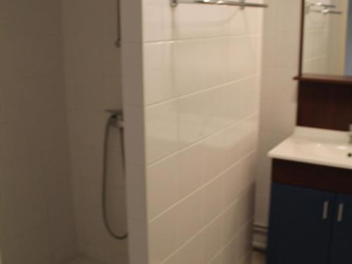 une salle de bain avec douche et lavabo dans l'établissement Appartement T3 PMR proche Thermes, piscine & parking - La Roche-Posay - FR-1-541-144, à La Roche-Posay