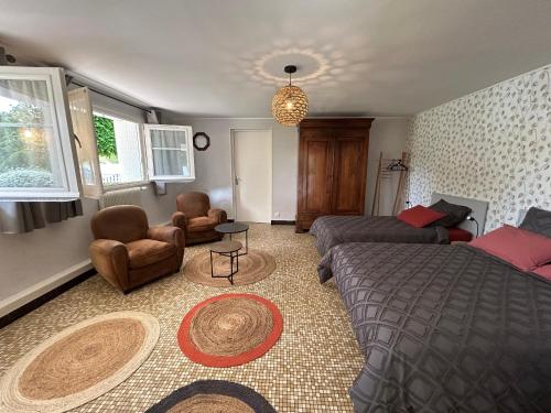 ein Schlafzimmer mit einem Bett, einer Couch und einem Sessel in der Unterkunft Appartement centre-ville La Roche-Posay, jardin, terrasse, WIFI, lave-vaisselle - FR-1-541-147 in La Roche-Posay
