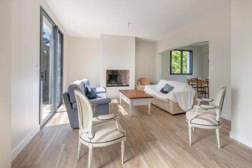 a living room with a couch and chairs at À 300m des plages, maison pour 9 adultes in Mesquer