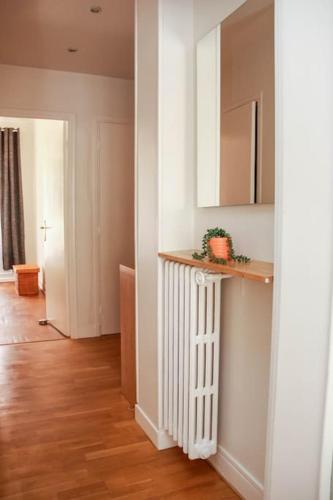 a hallway with a white radiator in a room at Cosy 3 pièces à 5 min de la PROM in Nice
