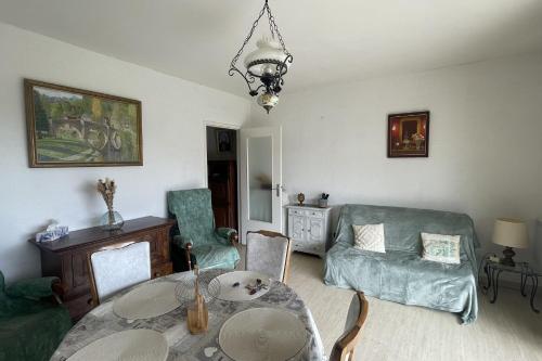 un salon avec une table et des chaises dans l'établissement Horizon Bleu with terrace in Sainte-Maxime, à Sainte-Maxime