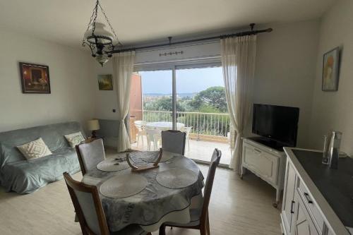 un salon avec une table et un canapé dans l'établissement Horizon Bleu with terrace in Sainte-Maxime, à Sainte-Maxime