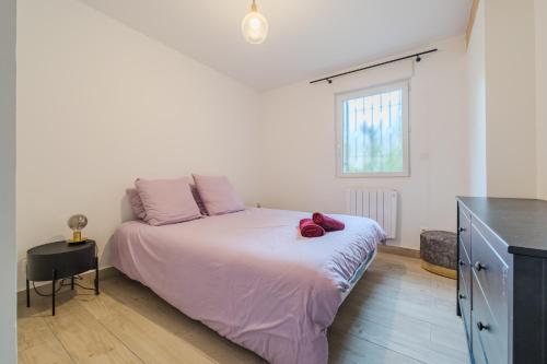 - une chambre avec un lit avec des draps roses et une fenêtre dans l'établissement Busca Saint Michel - Appt quartier Saint-Michel, à Toulouse