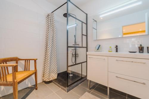 une salle de bain avec douche et lavabo dans l'établissement Busca Saint Michel - Appt quartier Saint-Michel, à Toulouse