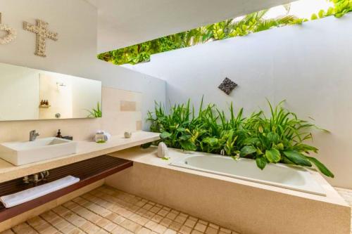 Foto de la galería de Omkara 2 BR Deluxe Private Pool Villa ZN253 en Seminyak