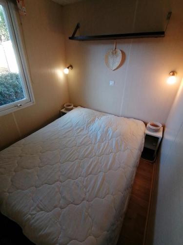 une chambre avec un grand lit blanc avec une fenêtre dans l'établissement Entre Mer et Roseaux - Piscine - Proche centre et mer - Petfriendly, à Port-la-Nouvelle